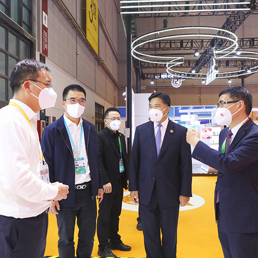 商務(wù)部副部長(cháng)盛秋平一行參觀(guān)進(jìn)博會(huì )萬(wàn)豐鉆石展位